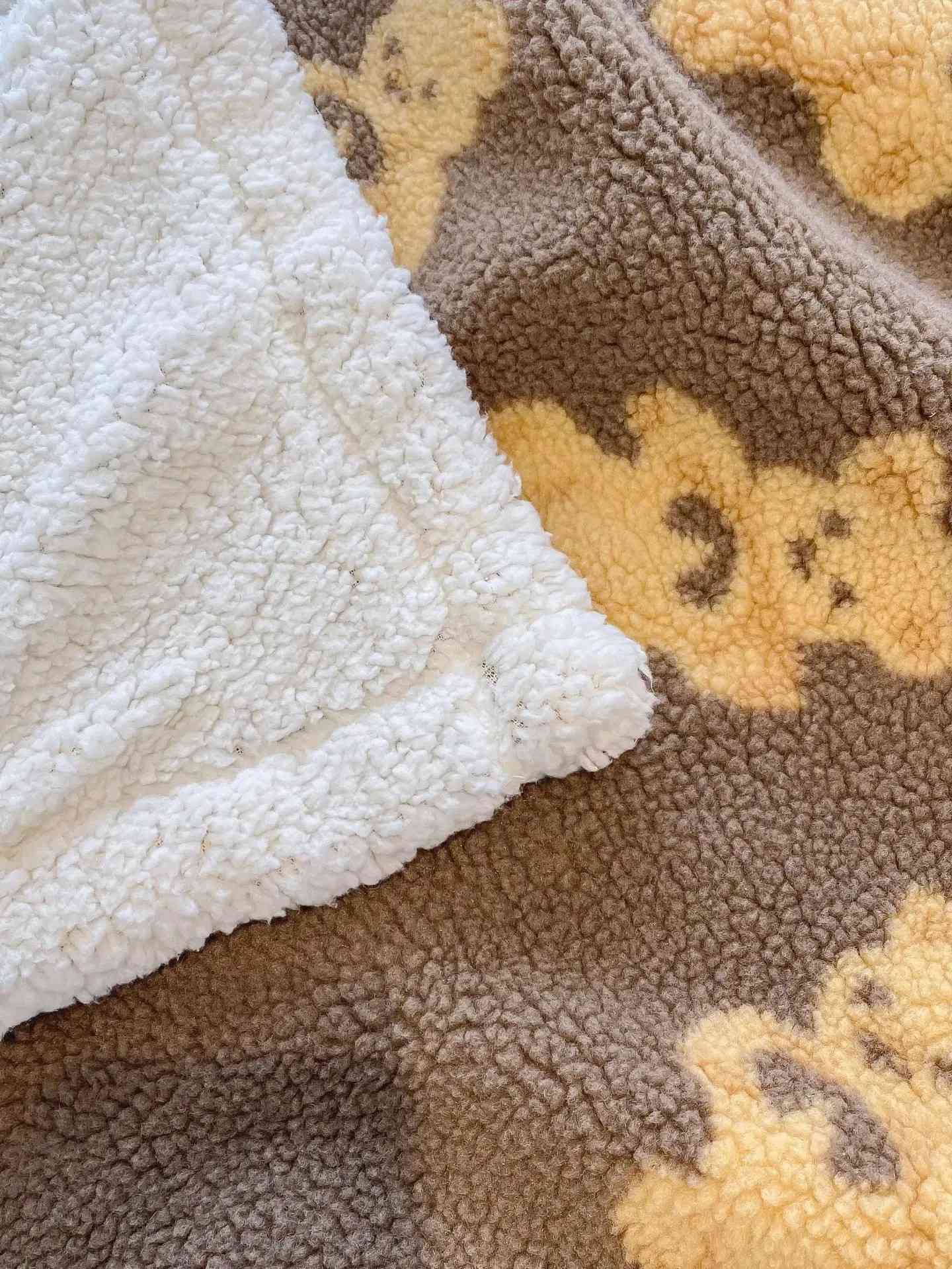 Agneau de dessin animé douillet Blanket.jpg