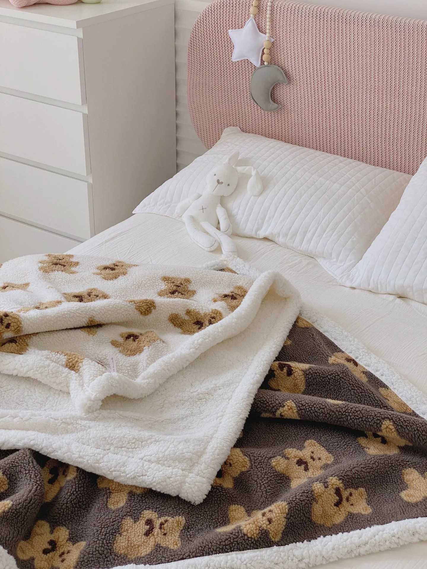 Agneau de dessin animé douillet Blanket.jpg